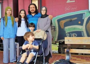 İşkenceden çıktı ailesini botla özgürlüğe ulaştırdı