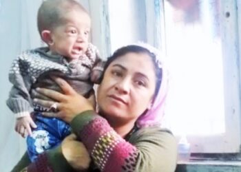 Anne babaları tutuklandı: Çocuklar sokakta anne babalarını arıyor