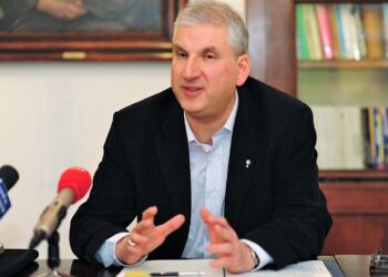 ‘Korona değil, Kur’ân daha tehlikeli’ diyen ırkçı lidere, Kilise Papaz’ından sert tepki