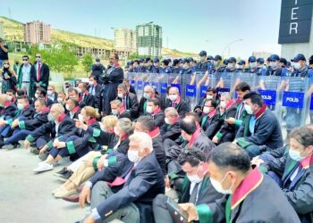 Savunmaya darp ve abluka:Ankara’ya 300 metre kala Avukatların direnişi sürüyor