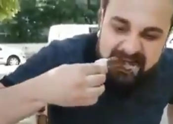 AKP’linin sosyal medyaya yansıyan görüntüsü:Pirzola yerken eli yanmasın diye 100’lük banknot kullandı