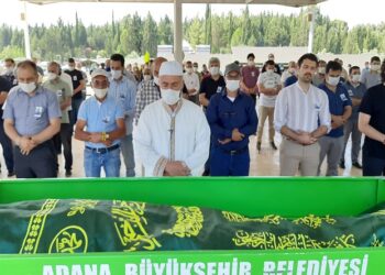 Cenazesini KHK’lı imam kıldırdı: Prof. Dr. Haluk Savaş dualarla ebediyete uğurlandı