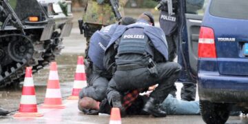 Almanya’da şiddet uygulayan 3 polis görevden alındı