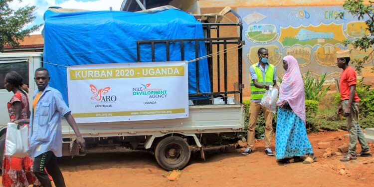 ARO, Covit 19’un da etkisiyle zorda olan muhtaçlara kurban etini dağıtarak, duasını aldı