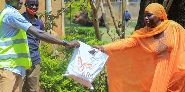 ARO, Covit 19’un da etkisiyle zorda olan muhtaçlara kurban etini dağıtarak, duasını aldı