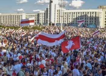 Belarus, diktatöre karşı ayakta: Binlerce kişi Lukaşenko’nun istifası için sokaklara döküldü