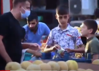 Diyarbakır’da yürek ısıtan sosyal deney: Boyun uzun abi, simitle doymazsın sana döner söyleyeyim