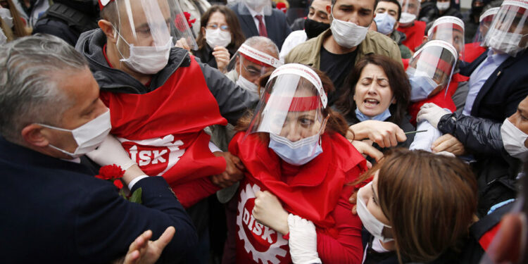 DİSK yöneticilerinin 1 Mayıs İşçi ve Emekçi Bayramında Taksime yürümek istemelerine polis müdahalede bulundu. Dikilitaş’taki genel merkez binası önünden Taksime hareket etmek DİSK Genel Başkanı Arzu Çerkezoğlunun da aralarında olduğu 15 sendika yöneticisi gözaltına alındı..(Fotoğraf: Kemal Aslan)