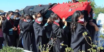 Avukat Ebru Timtik, polis müdahalesi altında Gazi Mezarlığı’nda defnedildi