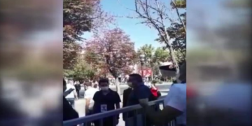 Polis Atatürk’ün resminin bulunduğu flamaları Zafer Anıtına sokmadı