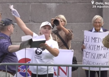 Norveç’te İslam karşıtları parlamento binası önünde Kur’an-ı Kerim’in sayfalarını yırttı