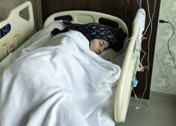 Tutuklu acılı babaya nihayet izin verildi: Yoğun bakımda bilinci kapalı kızının yanında 4.5 saat durdu