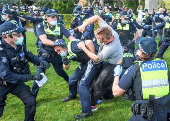 Melbourne’de covid-19 kısıtlamaları ve hükümet protesto edildi