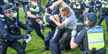 Melbourne’de covid-19 kısıtlamaları ve hükümet protesto edildi