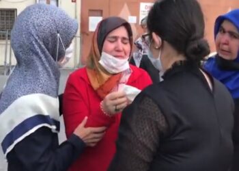 Melek Çetinkaya ağlayarak tahliye oldu: Kızlarımı bırakıp çıkmak istemiyordum