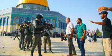 İsrail polisi Mescid-i Aksa’ya baskın düzenledi