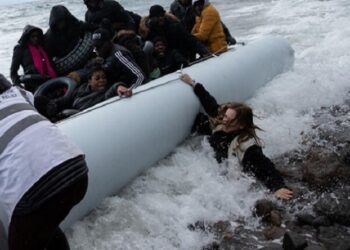 NOS: Yunanistan darp edip eşyalarına el koyduğu mültecileri denize geri itiyor