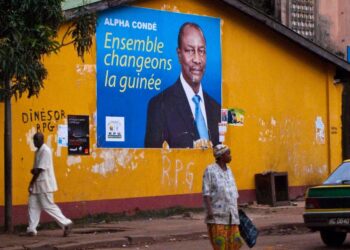 Gine devlet başkanından, bakana tekme tokat dayak