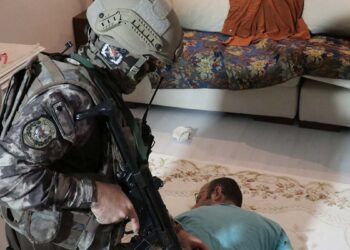 AKP Türkiye’si: Özel Harekat polisi KHK’lıların evini bastı ve silah doğrulttu