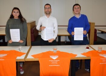 5 Ekim Dünya Öğretmenler Günü’de KHK’lı öğretmenler Hollanda’dan seslendi: ‘Dokunmayın’