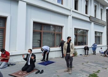 Kayyım Vali, polis ordusuyla geldi: Milletin iradesini gasp ettikten sonra önünde namaz kıldı
