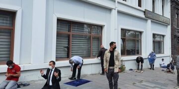 Kayyım Vali, polis ordusuyla geldi: Milletin iradesini gasp ettikten sonra önünde namaz kıldı