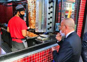 Denizli Valisi Atik, kendisini tanımayan dönerciye kızıp işletmeyi kapattı