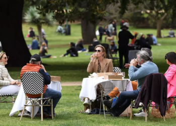 Koronavirüs yasakları kaldırıldı: Melbourne’deki cadde ve sokaklar yeniden canlandı