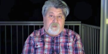 Ahmet Nesin: ‘Aldatacağına kuma getir’ diyen doktor yapılmış, ‘Erdoğan’a demokrat’ diyenleri yadırgamayın