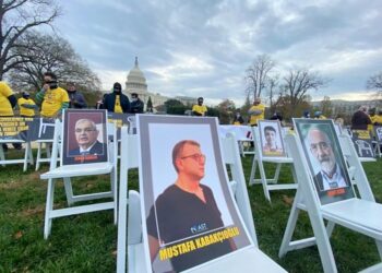 ‘Beyaz sandalye’ Amerika ve Kanada meydanlarında