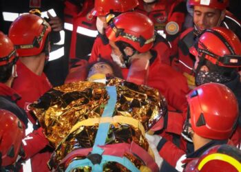 14 yaşındaki İdil Şirin 58 saat sonra enkazdan sağ olarak kurtarıldı