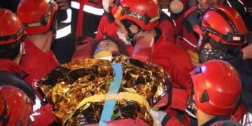 14 yaşındaki İdil Şirin 58 saat sonra enkazdan sağ olarak kurtarıldı