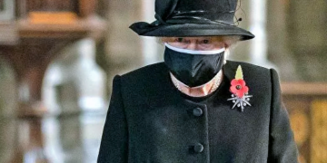 Kraliçe Elizabeth ilk kez halk içinde maskeli görüntülendi
