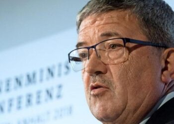 Aşırı sağcıdan silah satın alan Alman İçişleri Bakanı istifa etti