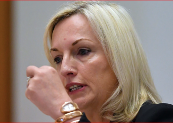 Australia Post’ın CEO’su, dört yöneticiye Cartier saat hediye ettiği için istifa etti