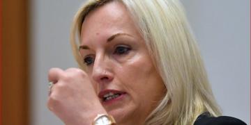 Australia Post’ın CEO’su, dört yöneticiye Cartier saat hediye ettiği için istifa etti