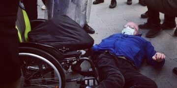 Polis, engelli HDP’li vekili, tekerlekli sandalyeden attı