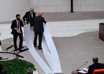 AKP’nin ülkede sattığı kamu mallarının listesi 13 metreyi buldu