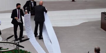 AKP’nin ülkede sattığı kamu mallarının listesi 13 metreyi buldu