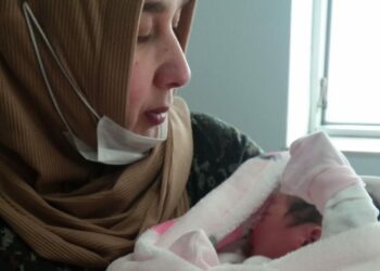 Bir günlük bebek aileye teslim edildi: Sezaryenle doğum yapan Uluçam, hastanede gözaltına alındı