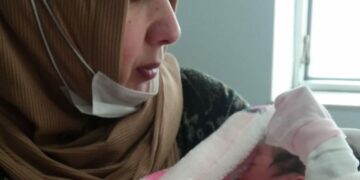 Bir günlük bebek aileye teslim edildi: Sezaryenle doğum yapan Uluçam, hastanede gözaltına alındı