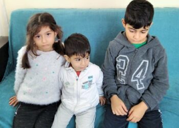 Anne ve babası hapsedilen 3 çocuğun boynu bükük kaldı