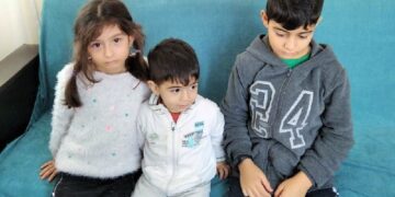 Anne ve babası hapsedilen 3 çocuğun boynu bükük kaldı