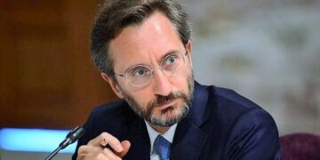 Fahrettin Altun’un şikâyet ettiği 80 yaşındaki kadının evini polisler bastı!