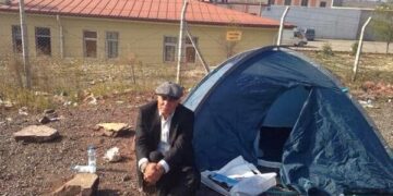 Mahmut Alınak çıplak aramalara karşı ‘insan hakları nöbeti’ne başladı