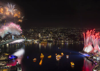 Avustralya yeni yıla ‘Merhaba’ dedi: Sydney boğaz köprüsünde izleyicisiz havai fişek gösterisi