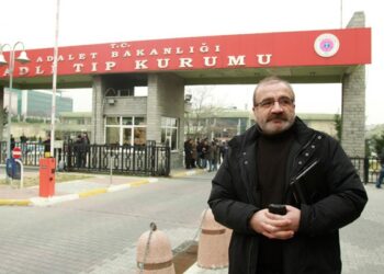 Yılmaz Odabaşı, kendisine zorla dombra dinleten kişiye yumruk attığı için tutuklanmış