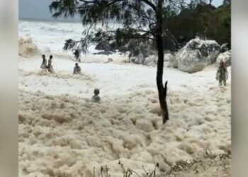 Queensland’da fırtına: Sahil deniz köpüğüyle kaplandı