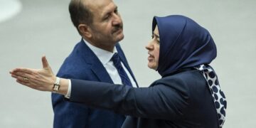 Kadınlardan Özlem Zengin’e ‘çıplak arama’ tepkisi çığ gibi: Siz de hiç utanma, arlanma yok mu?