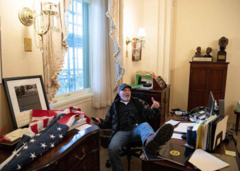 Kongre binası işgal edildi: Trump destekçileri Senato binasını bastı